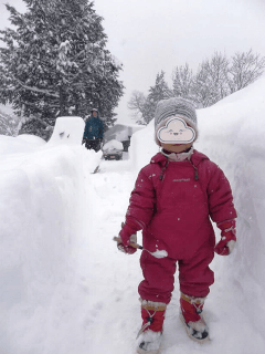 大雪の日の雪かき、子どもは雪遊び