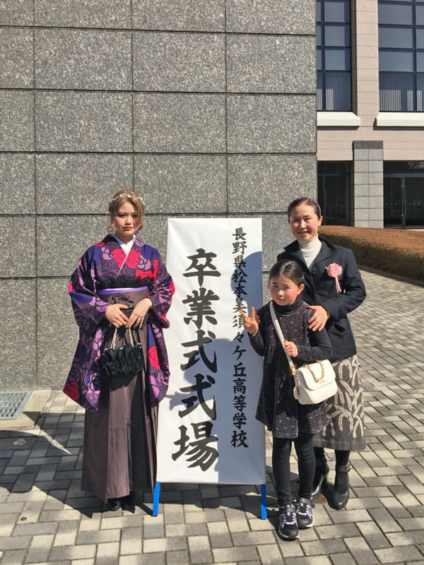 制服がない高校なので卒業式も自由な服装で華やかでした Image